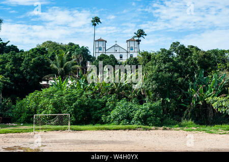 Fußballplatz und Matrix Kirche Unserer Lieben Frau vom Rosenkranz, Pirenopolis, Goias, Brasilien Stockfoto