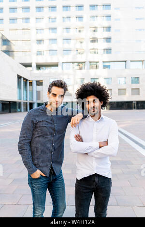 Porträt von zwei zuversichtlich Geschäftsleute in der Stadt, Barcelona, Spanien Stockfoto