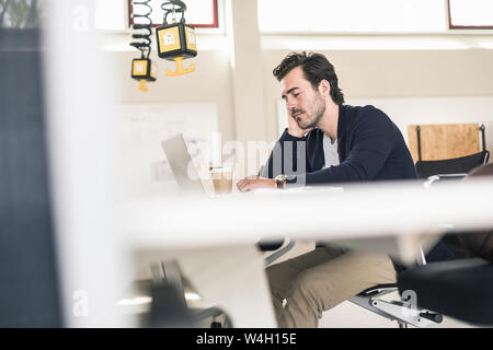 Überarbeitet Geschäftsmann im Büro, Schlafen vor Laptop Stockfoto