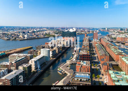 Stadtbild mit der Hafencity, Speicherstadt und Elbphilharmonie, Hamburg, Deutschland Stockfoto