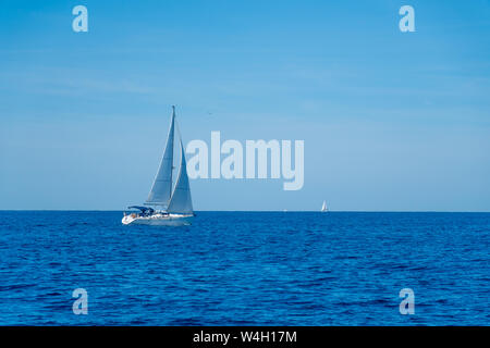 Einsame Yacht segeln auf See, Kroatien Stockfoto