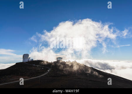 Blick von Red Hill Gipfel zu Haleakala Observatorium bei Sonnenuntergang, Maui, Hawaii, USA Stockfoto