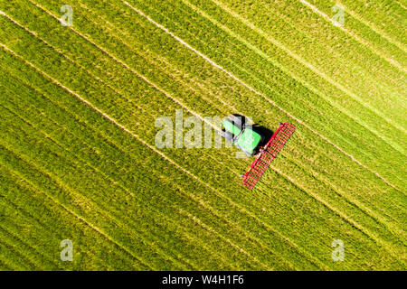 Luftaufnahme des Traktors auf Feld, Boden lockern, Hochtaunuskreis, Hessen, Deutschland Stockfoto