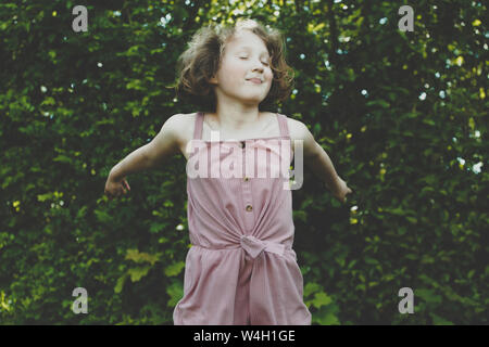 Ein Mädchen springen mit geschlossenen Augen Stockfoto