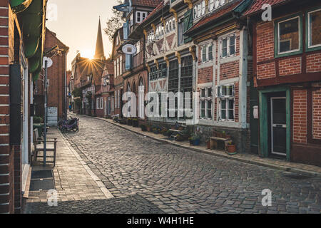 Fachwerkhäuser in einer Gasse bei Sonnenuntergang, Lauenburg, Schleswig-Holstein, Deutschland Stockfoto