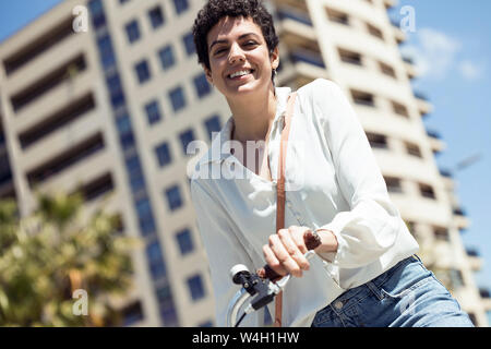 Frau mit dem Fahrrad in der Stadt Stockfoto