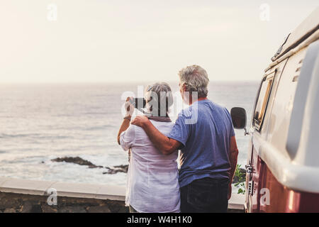 Senior Paar reist in einer Vintage van, Fotos am Meer Stockfoto