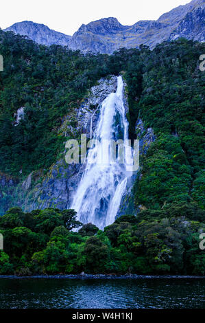 Riesige Wasserfall im Milford Sound, Südinsel, Neuseeland Stockfoto