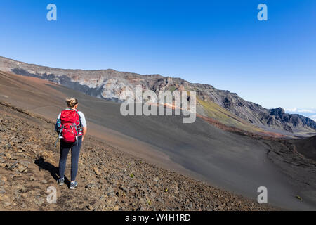 Touristische genießen Aussicht von Sliding Sands Trail Haleakala Vulkan Haleakala National Park, Maui, Hawaii, USA Stockfoto