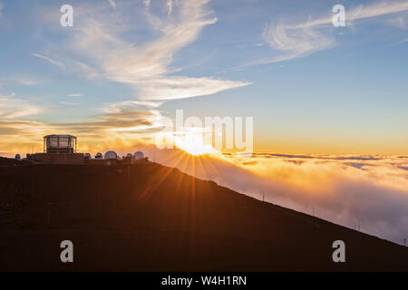 Blick von Red Hill Gipfel zu Haleakala Observatorium bei Sonnenuntergang, Maui, Hawaii, USA Stockfoto