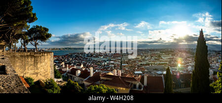 Blick über die Stadt, den Fluss Tejo vom Miradouro da Nossa Senhora do Monte, Lissabon, Portugal Stockfoto