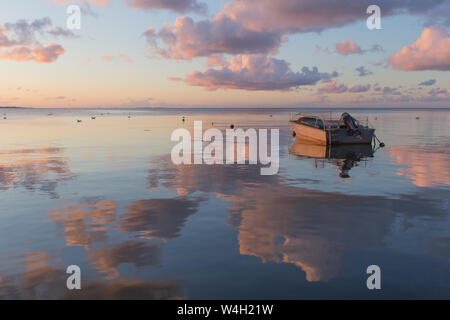 Fischerboot auf dem Meer bei Sonnenaufgang, Kurische Nehrung, Litauen Stockfoto