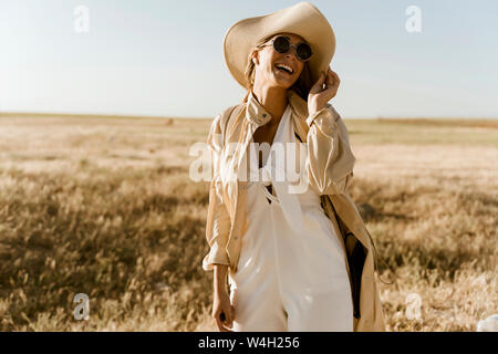 Weibliche Reisende mit Stroh Hut und Sonnenbrille Stockfoto