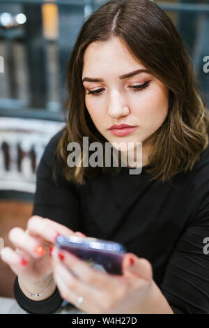 Porträt der jungen Frau mit Handy Stockfoto