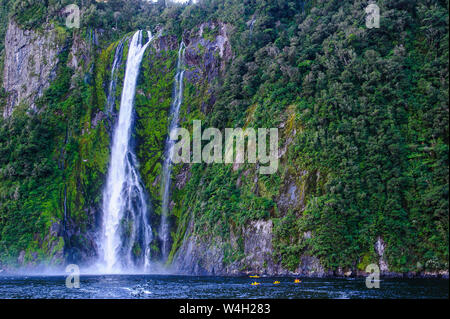 Riesige Wasserfall im Milford Sound, Südinsel, Neuseeland Stockfoto