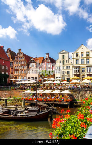 Giebelhäuser und Fachwerkhäuser am Stint Markt, Lüneburg, Deutschland Stockfoto