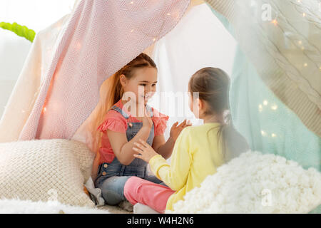 Mädchen, Klatschen, Spiel in Kinder Zelt zu Hause Stockfoto