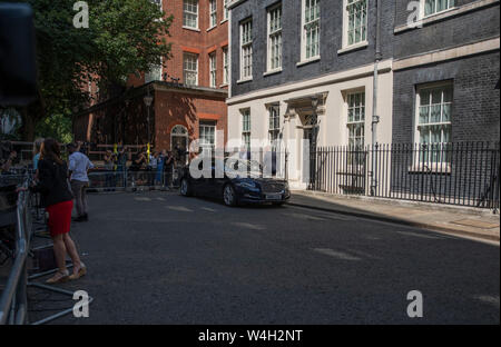 Downing Street, London, UK. 23. Juli 2019. Minister der Regierung verlassen, Downing Street 10 nach der letzten Kabinettssitzung durch PM Theresa May und vor Boris Johnson ist bekannt als neue PM den Vorsitz führt. Schatzkanzler Philip Hammond Blätter 11 Downing Street mit dem Auto. Credit: Malcolm Park/Alamy Leben Nachrichten. Stockfoto