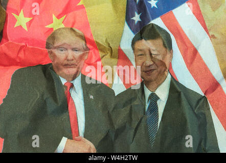 Zerknitterte Zeitungsseite mit US-Präsident Donald Trump und chinesischem Führer Xi Jinping Stockfoto