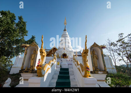 Das Wat Phra That Doi Leng Tempel in den Bergen in der Nähe der Stadt Phrae im Norden von Thailand. Thailand, Phrae November, 2018. Stockfoto