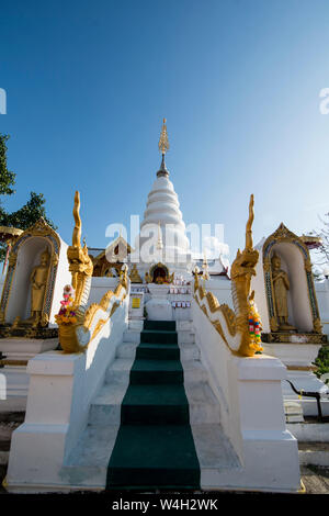 Das Wat Phra That Doi Leng Tempel in den Bergen in der Nähe der Stadt Phrae im Norden von Thailand. Thailand, Phrae November, 2018. Stockfoto