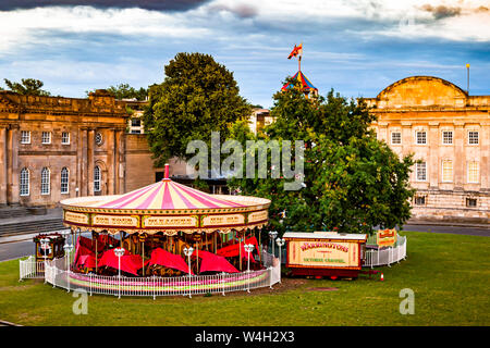 Viktorian Carousel vor dem York Castle Museum, Yorkshire, England, Großbritannien Stockfoto