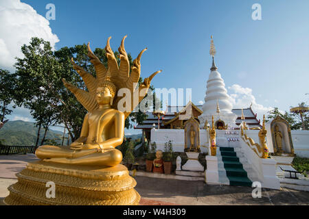 Das Wat Phra That Doi Leng Tempel in den Bergen in der Nähe der Stadt Phrae im Norden von Thailand. Thailand, Phrae November, 2018. Stockfoto