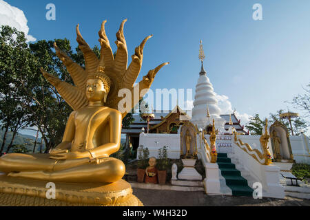 Das Wat Phra That Doi Leng Tempel in den Bergen in der Nähe der Stadt Phrae im Norden von Thailand. Thailand, Phrae November, 2018. Stockfoto