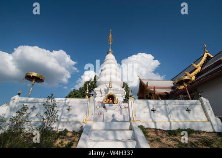 Das Wat Phra That Doi Leng Tempel in den Bergen in der Nähe der Stadt Phrae im Norden von Thailand. Thailand, Phrae November, 2018. Stockfoto