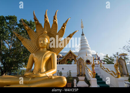 Das Wat Phra That Doi Leng Tempel in den Bergen in der Nähe der Stadt Phrae im Norden von Thailand. Thailand, Phrae November, 2018. Stockfoto