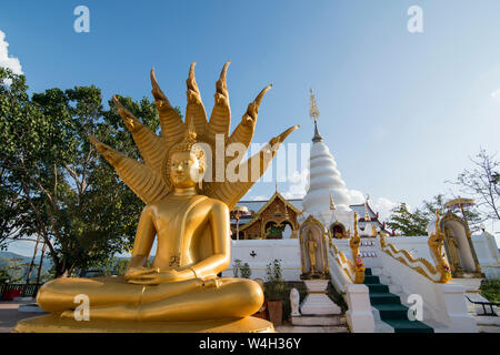 Das Wat Phra That Doi Leng Tempel in den Bergen in der Nähe der Stadt Phrae im Norden von Thailand. Thailand, Phrae November, 2018. Stockfoto