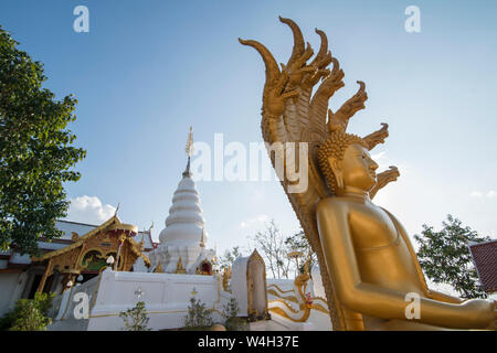 Das Wat Phra That Doi Leng Tempel in den Bergen in der Nähe der Stadt Phrae im Norden von Thailand. Thailand, Phrae November, 2018. Stockfoto