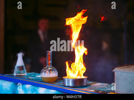 Explosion während des Experiments. Erfolglosen Experiment im chemischen Labor Stockfoto