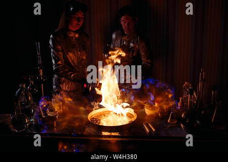 Explosion während des Experiments. Erfolglosen Experiment im chemischen Labor Stockfoto