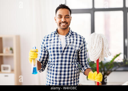 Inder mit Mop und Reinigungsmittel Reinigung zu Hause Stockfoto