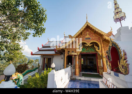 Das Wat Phra That Doi Leng Tempel in den Bergen in der Nähe der Stadt Phrae im Norden von Thailand. Thailand, Phrae November, 2018. Stockfoto