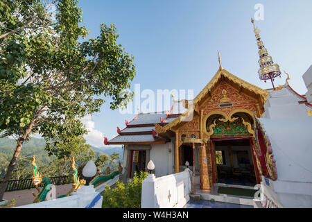 Das Wat Phra That Doi Leng Tempel in den Bergen in der Nähe der Stadt Phrae im Norden von Thailand. Thailand, Phrae November, 2018. Stockfoto