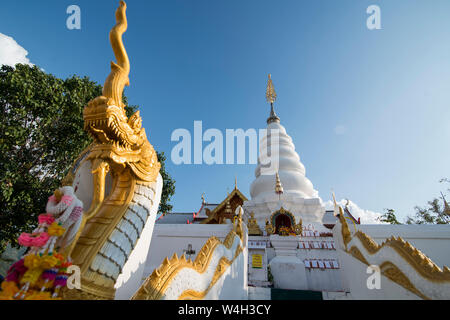 Das Wat Phra That Doi Leng Tempel in den Bergen in der Nähe der Stadt Phrae im Norden von Thailand. Thailand, Phrae November, 2018. Stockfoto