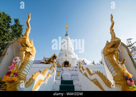 Das Wat Phra That Doi Leng Tempel in den Bergen in der Nähe der Stadt Phrae im Norden von Thailand. Thailand, Phrae November, 2018. Stockfoto