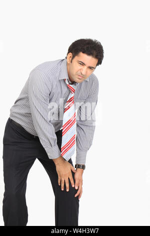 Geschäftsmann, leiden unter Schmerzen im Knie Stockfoto