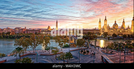 Allgemeine Blick von Zaragoza aus der "Puente de Piedra". Wir sehen die "El Pilar" Kathedrale La Seo' Kirche, und der Fluss Ebro. Stockfoto