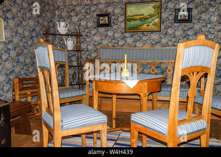 Innenraum aus einem Wohnzimmer mit alten Möbeln Stockfoto