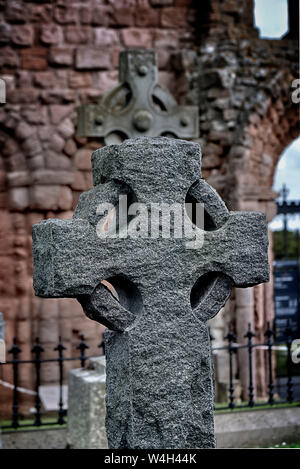 Alte keltische Kreuz auf dem Gelände von Lindisfarne Priory Stockfoto