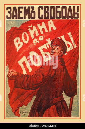 Vintage-Poster der Russischen Revolution 1917 die Russische Revolution von 1917 war eines der explosivsten politischen Ereignisse des 20. Jahrhunderts. Die gewalttätige Revolution markierte das Ende der russischen Propagandaplakette der Romanow-Dynastie, auf der ein jubelnder sowjetischer Soldat die Faust geballt und ein rotes Banner mit der Überschrift „FREIHEITSDARLEHEN“ und der Aufschrift „Krieg bis Sieg“ auf einer roten Flagge 1917 in der Hand hatte. Propaganda Russische sowjetische Propaganda Poster Russland Poster von Pjotr Butsjkin Stockfoto