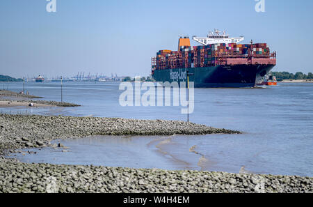 Hamburg, Deutschland. 23. Juli, 2019. Ein containerfrachter fährt entlang der Elbe im hellen Sonnenschein mit niedrigen Wasserständen. Quelle: Axel Heimken/dpa/Alamy leben Nachrichten Stockfoto