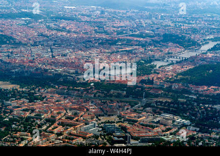 Prag Luftbild Panorama Landschaft vom Flugzeug Stockfoto