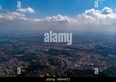 Prag Luftbild Panorama Landschaft vom Flugzeug Stockfoto