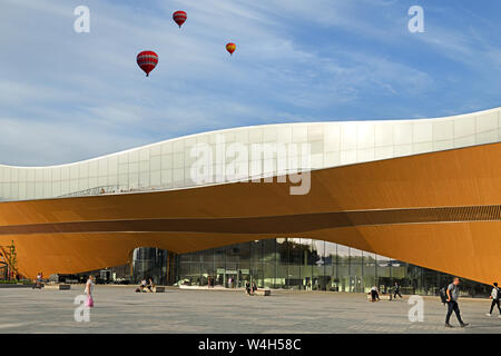 Ballons über Helsinki Central Library Oodi Stockfoto