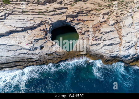 Luftaufnahme von Touristen Baden in der Giola. Giola ist ein natürlicher Pool in Thassos, Griechenland Stockfoto