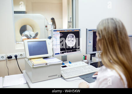 Mrt-Maschine und Bildschirme mit Arzt und Krankenschwester. Stockfoto